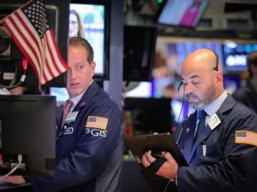Dow Jones rút khỏi đỉnh kỷ lục chờ tin từ Fed