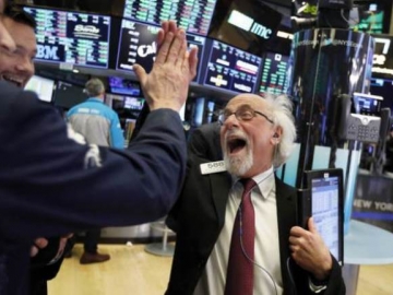 Dow Jones vượt ngưỡng 33,000 điểm lần đầu tiên