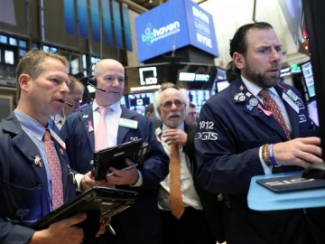 Dow Jones quay đầu giảm hơn 300 điểm