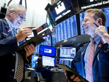 Vọt 300 điểm, Dow Jones vượt ngưỡng 34,000 điểm lần đầu tiên