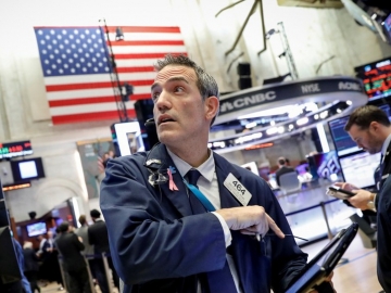 Dow Jones vọt 320 điểm, S&P 500 lại lập kỷ lục mới