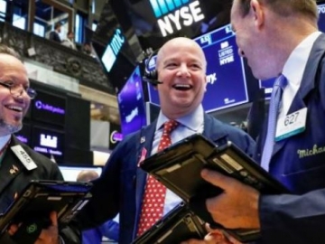 Dow Jones tăng hơn 200 điểm, S&P 500 lập kỷ lục chờ báo cáo việc làm của Mỹ