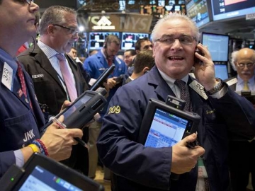 Dow Jones vọt gần 650 điểm khi lo ngại về biến thể Omicron dịu bớt