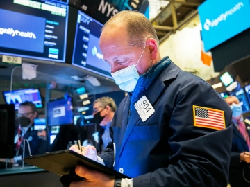 Dow Jones mất hơn 300 điểm, S&P 500 rút khỏi mức kỷ lục