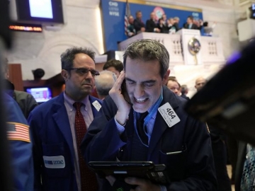 Dow Jones quay đầu tăng sau khi có lúc giảm hơn 1,100 điểm trong phiên