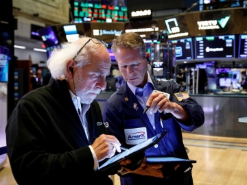 Dow Jones mất 480 điểm, S&P 500 rơi vào vùng điều chỉnh