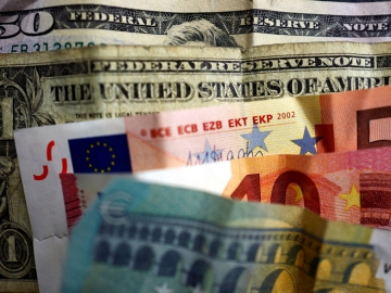 Đồng Đô la tăng lên khi Fed sẽ tăng lãi suất; Đồng Euro giảm