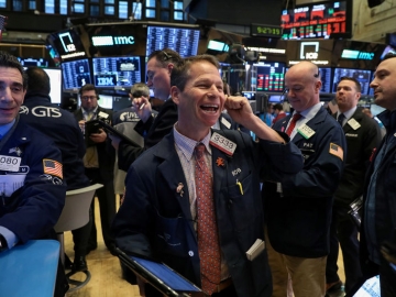 Dow Jones vọt hơn 900 điểm sau quyết định nâng lãi suất từ Fed