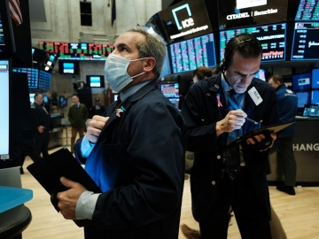 S&P 500 sụt gần 4%, Dow Jones lao dốc 900 điểm