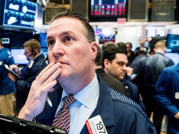 Dow Jones giảm 700 điểm, rớt mốc 30,000 điểm, Nasdaq sụt 4%