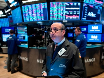 Dow Jones giảm hơn 400 điểm do căng thẳng Mỹ - Trung Quốc