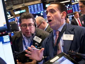 Dow Jones sụt hơn 500 điểm sau quyết định nâng lãi suất của Fed