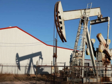 Dầu tăng hơn 2 USD khi dự trữ dầu thô tại Mỹ giảm mạnh