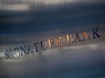 Mỹ đóng cửa Signature Bank vì muốn “thị uy” trước ngành crypto?