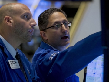 Thị trường chứng khoán hôm nay: Dow đi ngang khi công nghệ nhảy vọt; năng lượng sụt giảm trước báo cáo việc làm