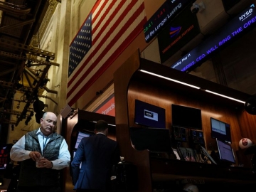 Dow, S&P tăng nhờ dữ liệu, trần nợ hạn chế tăng