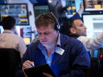 S&P 500 kết thúc thấp hơn khi các nhà giao dịch chú ý đến khả năng tạm dừng tăng lãi suất